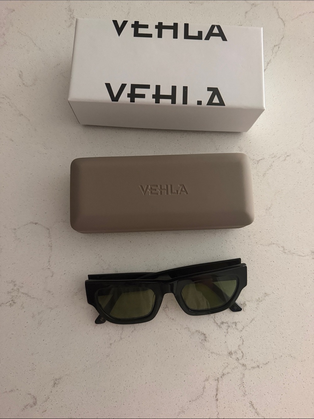 VEHLA Black Frame Sunglasses with Green Lenses
